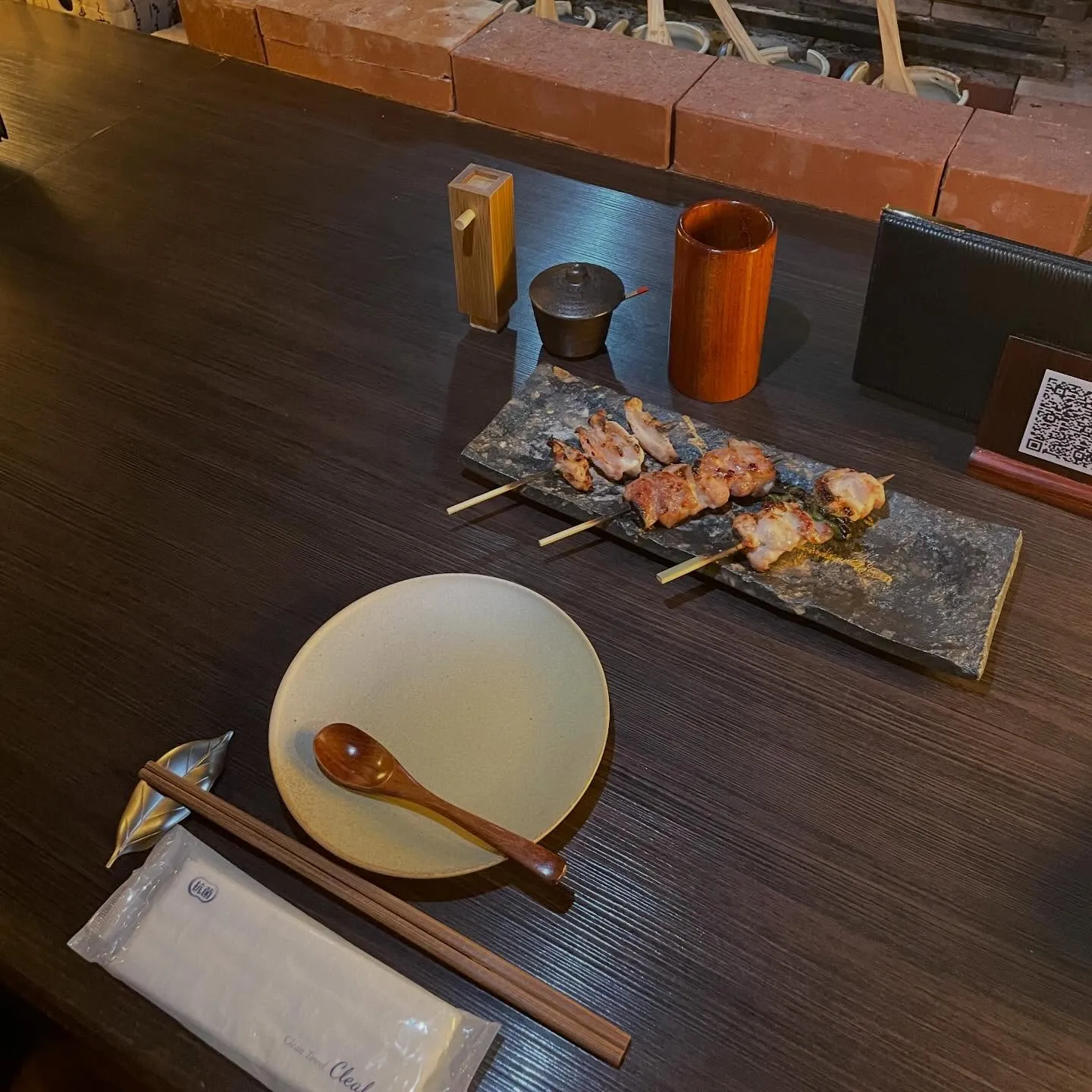 ライブキッチンにようなカウンター席で音と香りをお楽しみくださ...