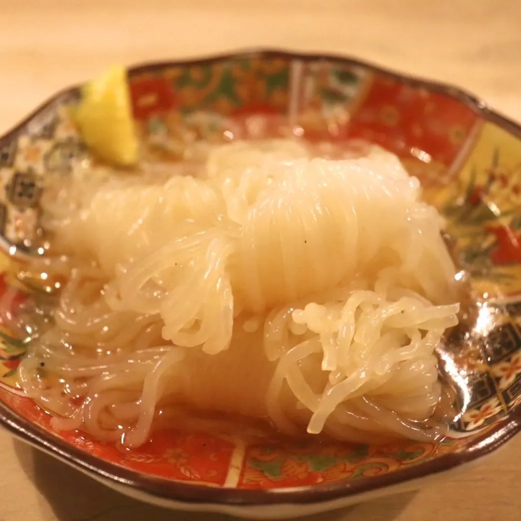 🍽️ 焼鳥と一緒に、お酒に合う一品料理も。